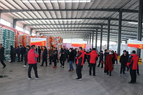 筑夢(mèng)峰會(huì)核心客戶(hù)參觀通四方農(nóng)科成品庫(kù) 筑夢(mèng)峰會(huì)核心客戶(hù)參觀通四方農(nóng)科成品庫(kù)