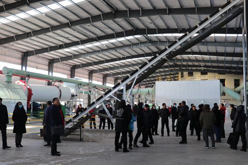 筑夢(mèng)峰會(huì)核心客戶(hù)參觀通四方農(nóng)科高塔車(chē)間產(chǎn)品篩分工段 筑夢(mèng)峰會(huì)核心客戶(hù)參觀通四方農(nóng)科高塔車(chē)間產(chǎn)品篩分工段