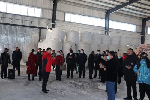 筑夢(mèng)峰會(huì)核心客戶(hù)參觀通四方農(nóng)科原料車(chē)間 筑夢(mèng)峰會(huì)核心客戶(hù)參觀通四方農(nóng)科原料車(chē)間